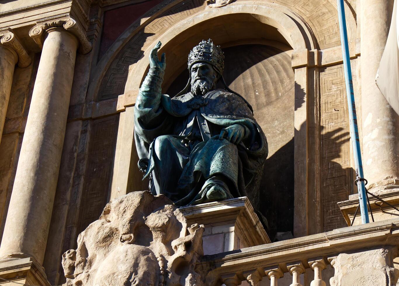 Bolonia Italia noviembre 25, 2023 estatua de papa gregorio XIII. foto