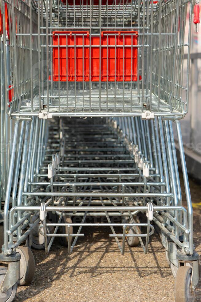compras carro en frente de supermercado con ver desde abajo foto