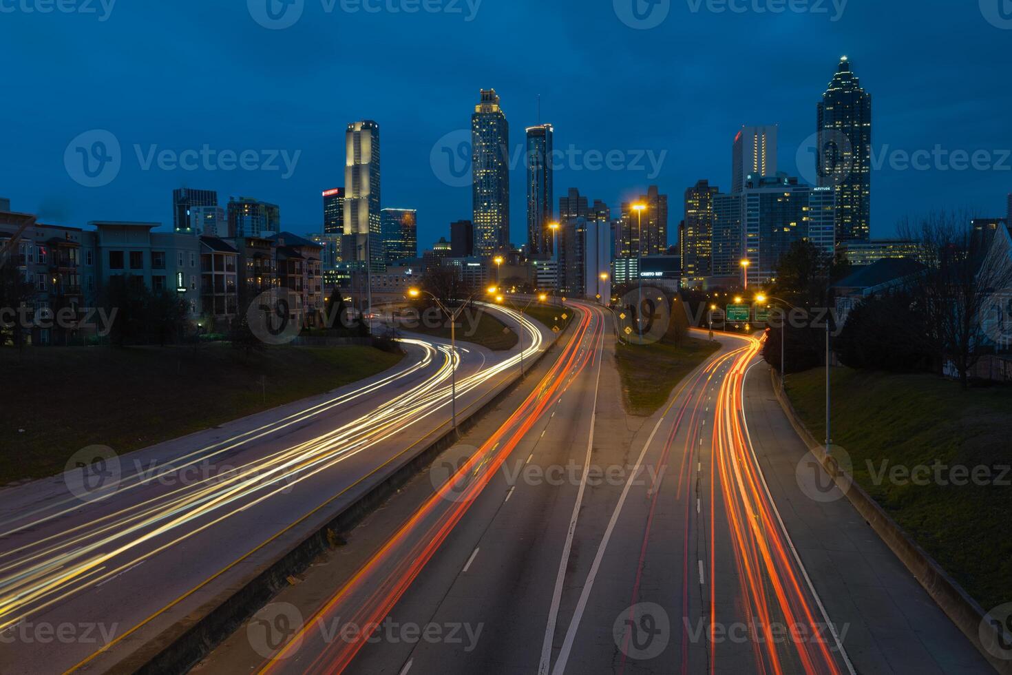 atlanta horizonte con borroso movimiento tráfico luces en el autopista o interestatal foto