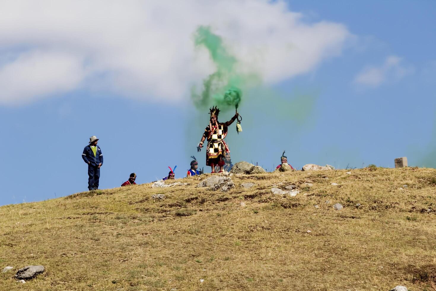 cusco, Perú, 2015 - Inti Raymi festival sur America verde fumar en azul cielo foto