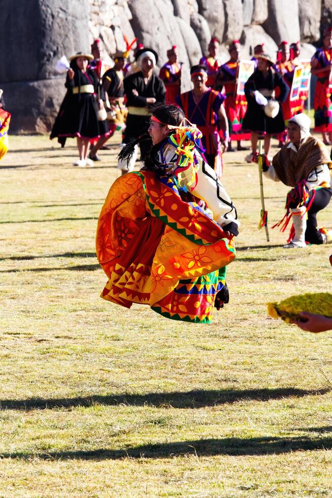 cusco, Perú, 2015 - joven mujer saltando en tradicional disfraz Perú foto