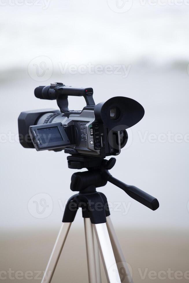 vídeo cámara en trípode a el playa foto