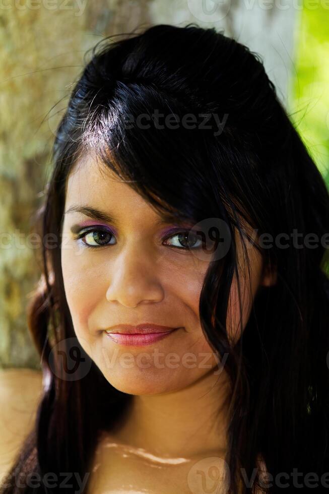 joven adolescente latina mujer al aire libre retrato foto