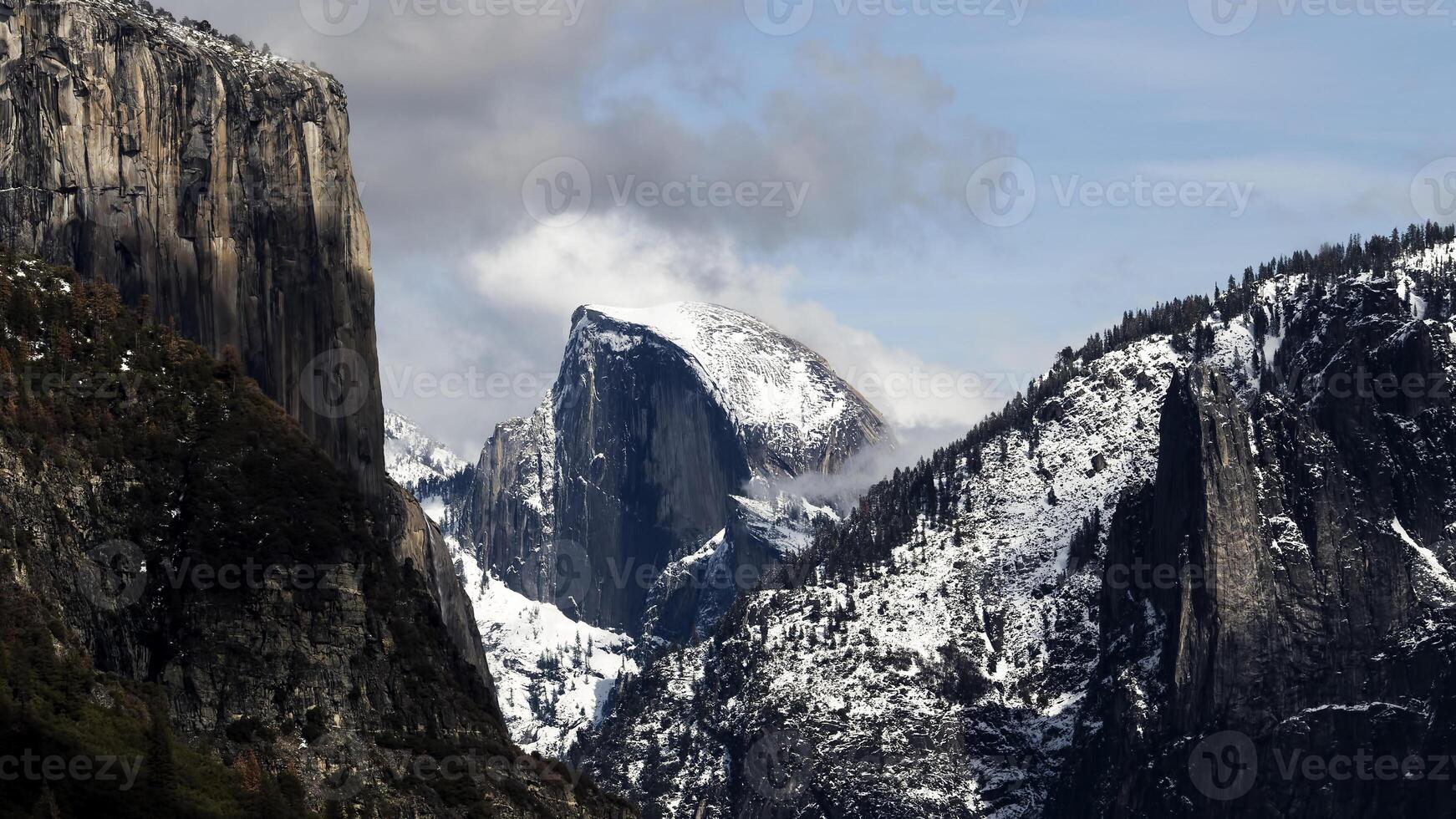 distante ver de media bóveda con nieve yosemite foto