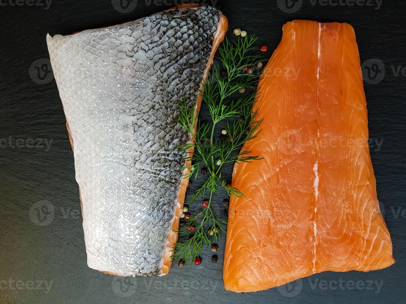 Fresco salmón filete con hierbas y especias foto