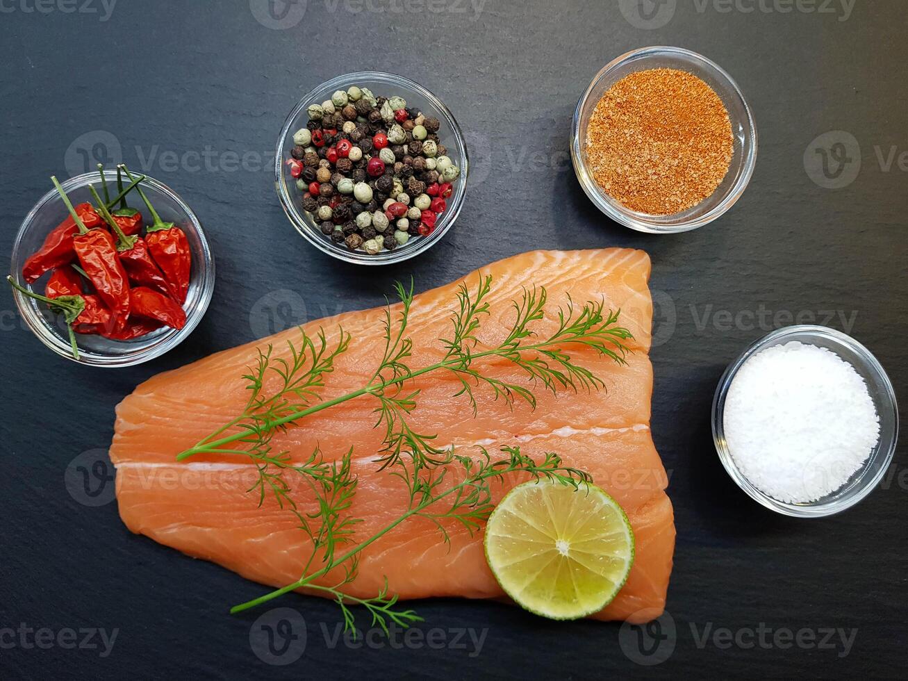 Fresco salmón filete con hierbas y especias foto