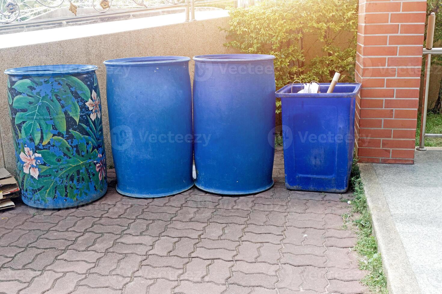 blue garbage bin Cylindrical and square, 4 pieces photo