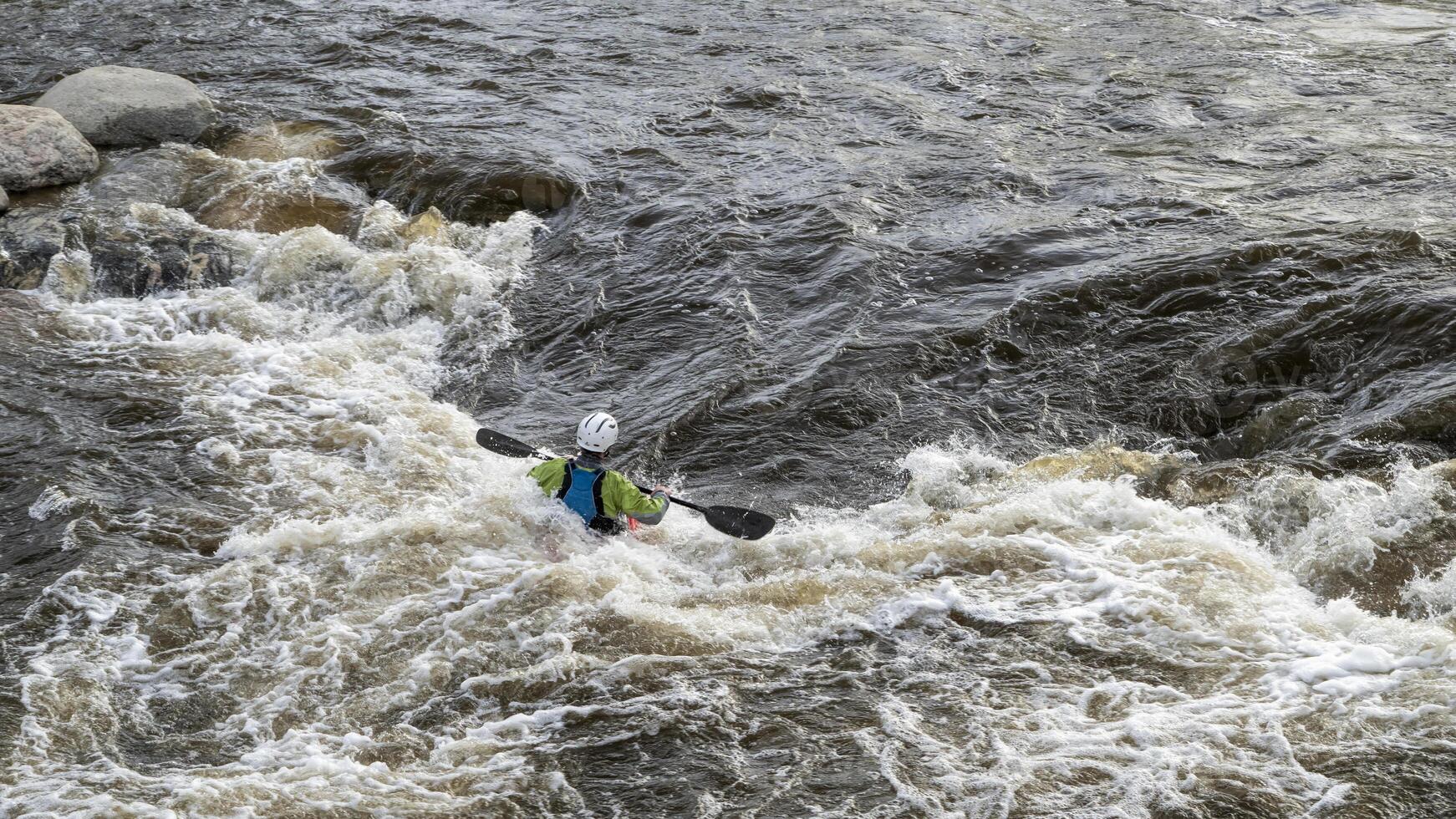 kayakista surf el ola en agua Blanca parque en el poudre río en céntrico de fuerte collins, Colorado foto