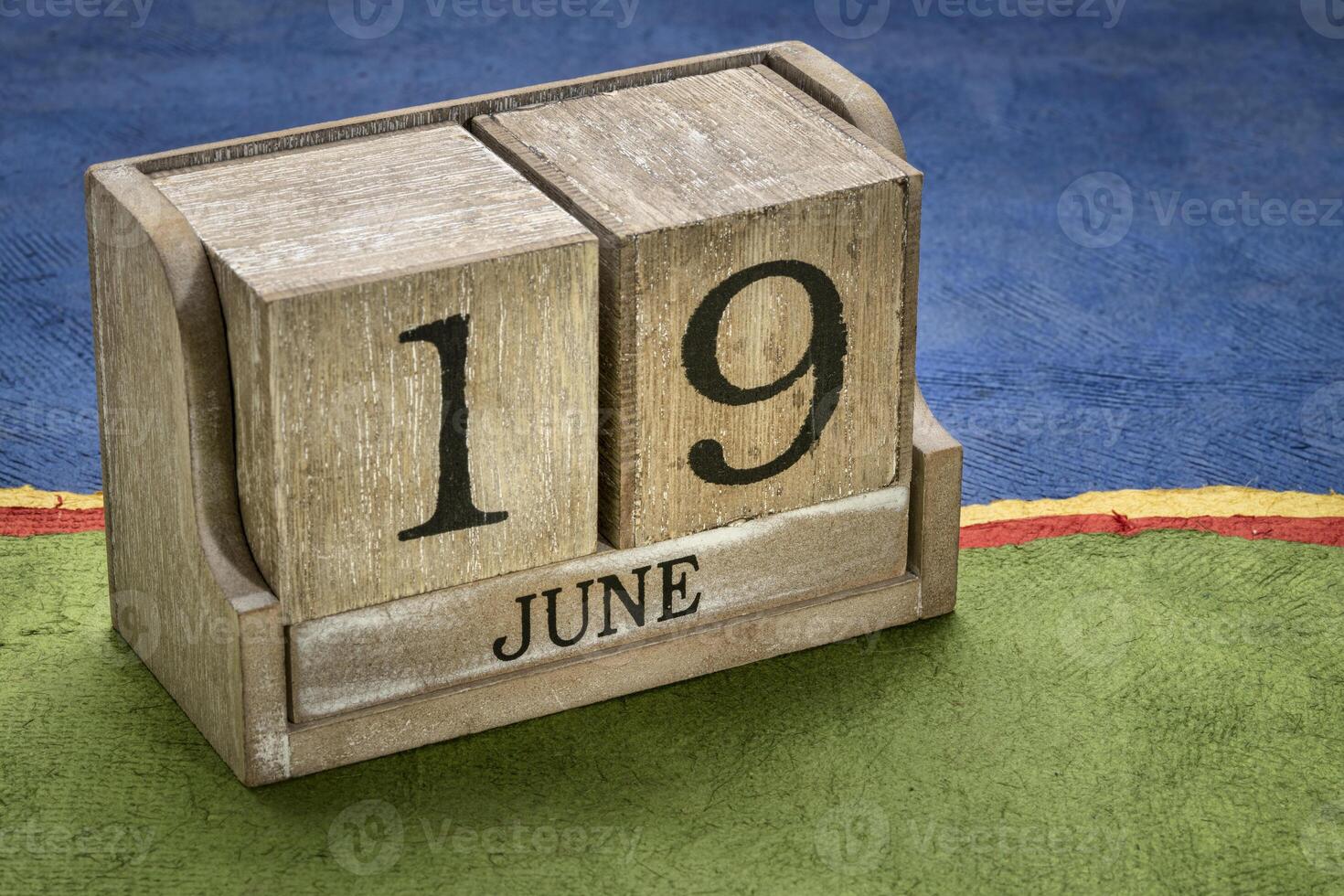 diecinueve de junio, junio 19, en un escritorio de madera calendario, libertad día, aniversario día, liberación día, y emancipación día, es un fiesta celebrando el emancipación de esos quien tenido estado esclavizado en el nosotros foto