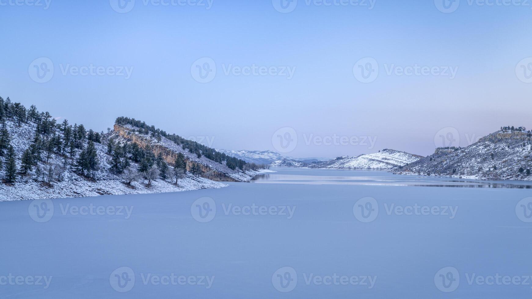 invierno oscuridad terminado parcialmente congelado diente de caballo reservorio a estribaciones de del Norte Colorado foto