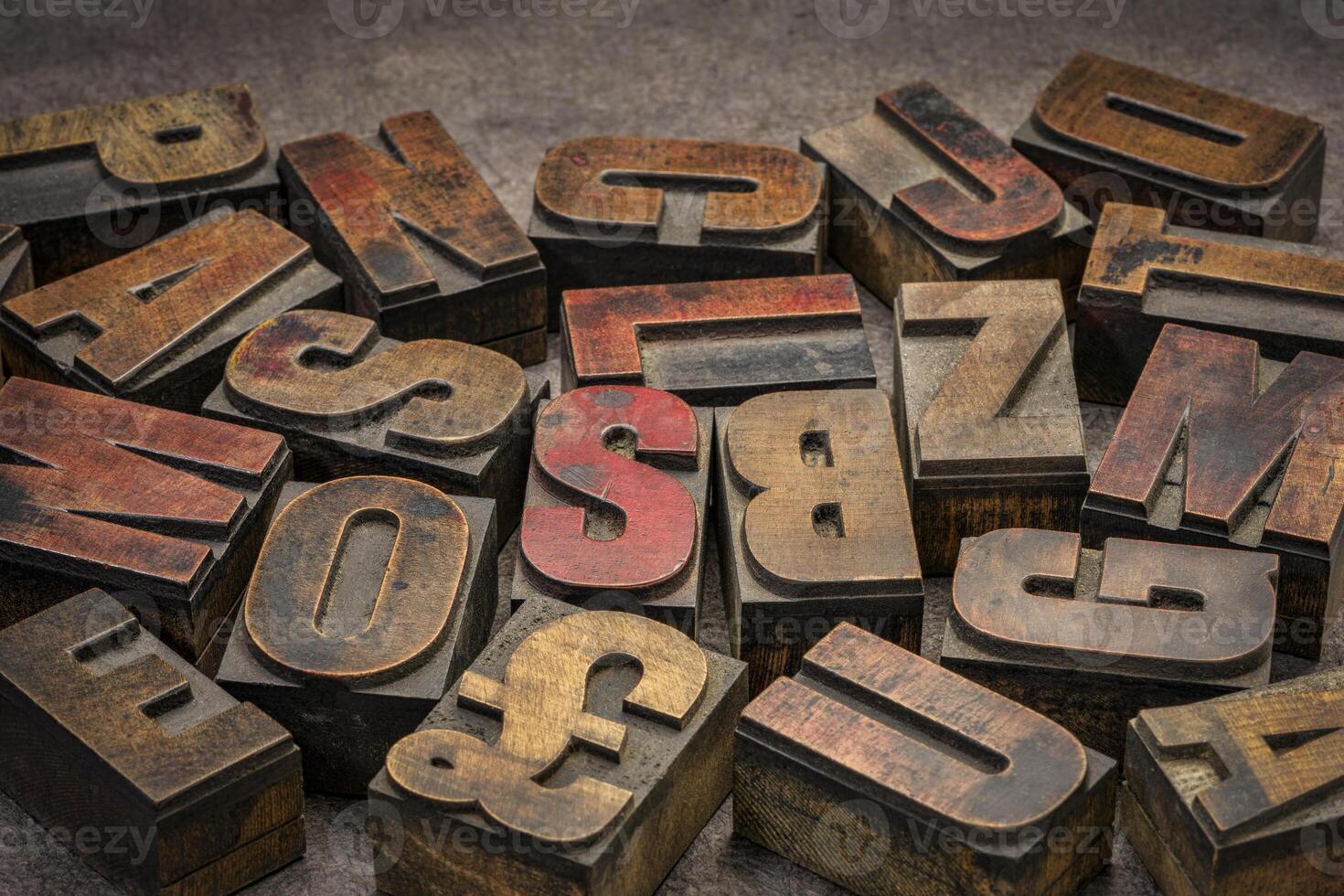 alfabeto resumen en Clásico tipografía madera tipo impresión bloques, espejo imagen, en contra hecho a mano ladrar papel foto