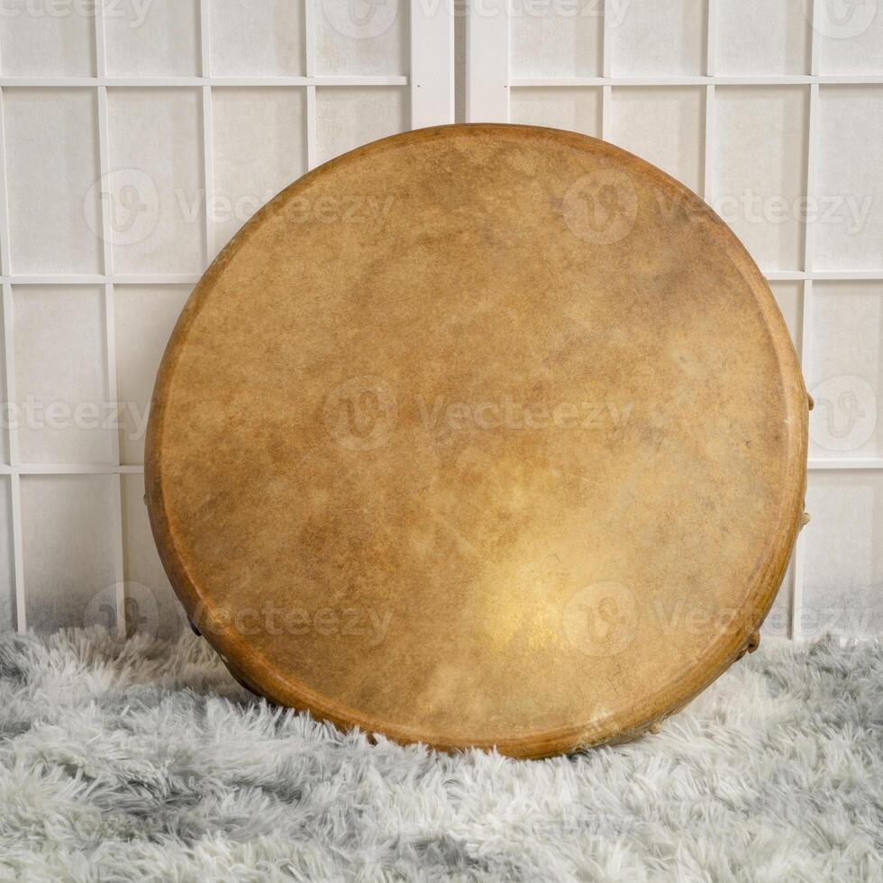 hecho a mano, nativo americano estilo, chamán marco tambor cubierto por cabra piel foto