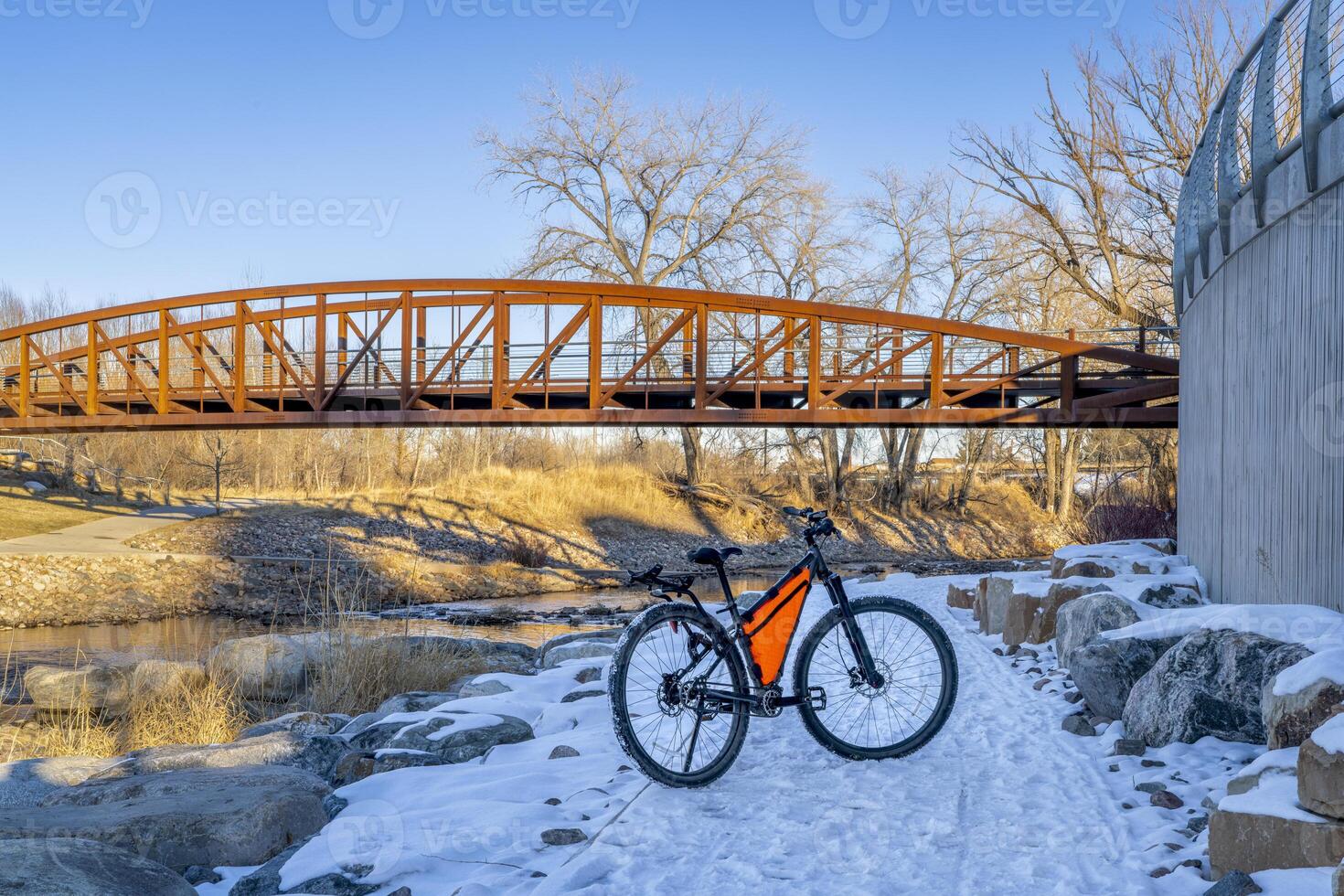 montaña bicicleta a agua Blanca parque en el poudre río en céntrico de fuerte collins, Colorado, invierno paisaje foto