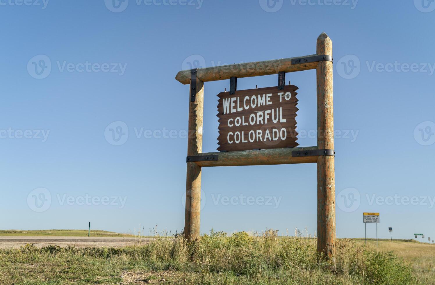 Bienvenido a vistoso Colorado borde del camino de madera firmar a un frontera con Nebraska en oriental Colorado foto