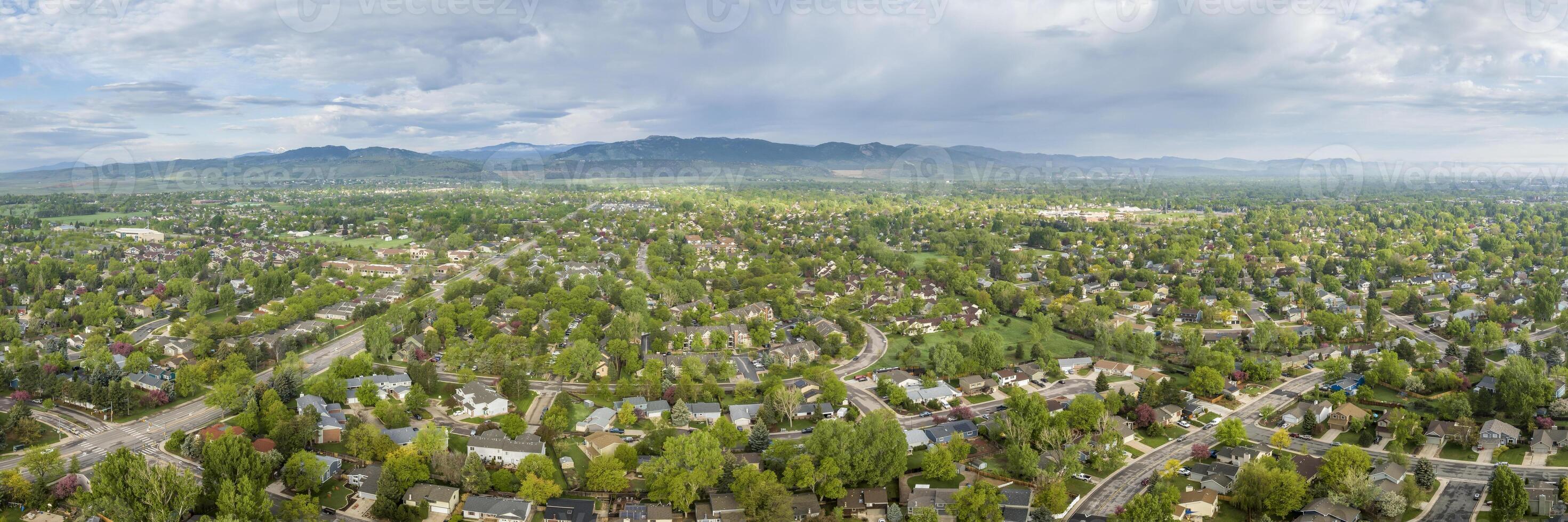 residencial zona de fuerte Collins y rocoso montañas estribaciones en del Norte Colorado, aéreo panorama ver en primavera paisaje foto