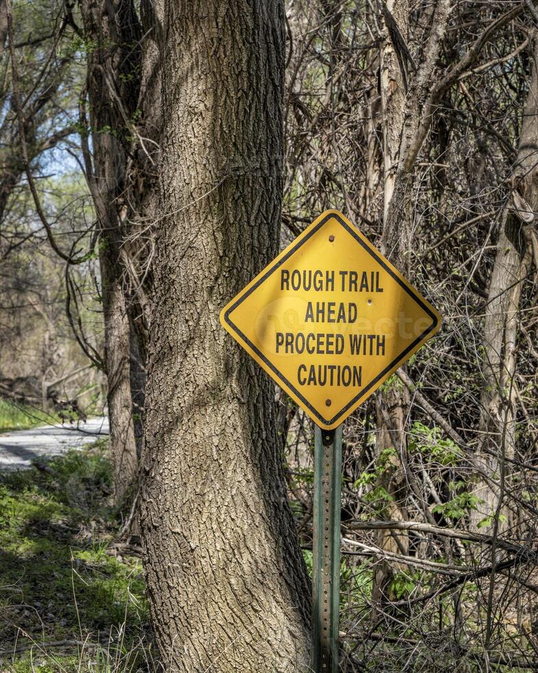 áspero sendero adelante, Continuar con precaución - advertencia firmar en buque de vapor rastro sendero convertido desde antiguo ferrocarril cerca Perú, Nebraska foto