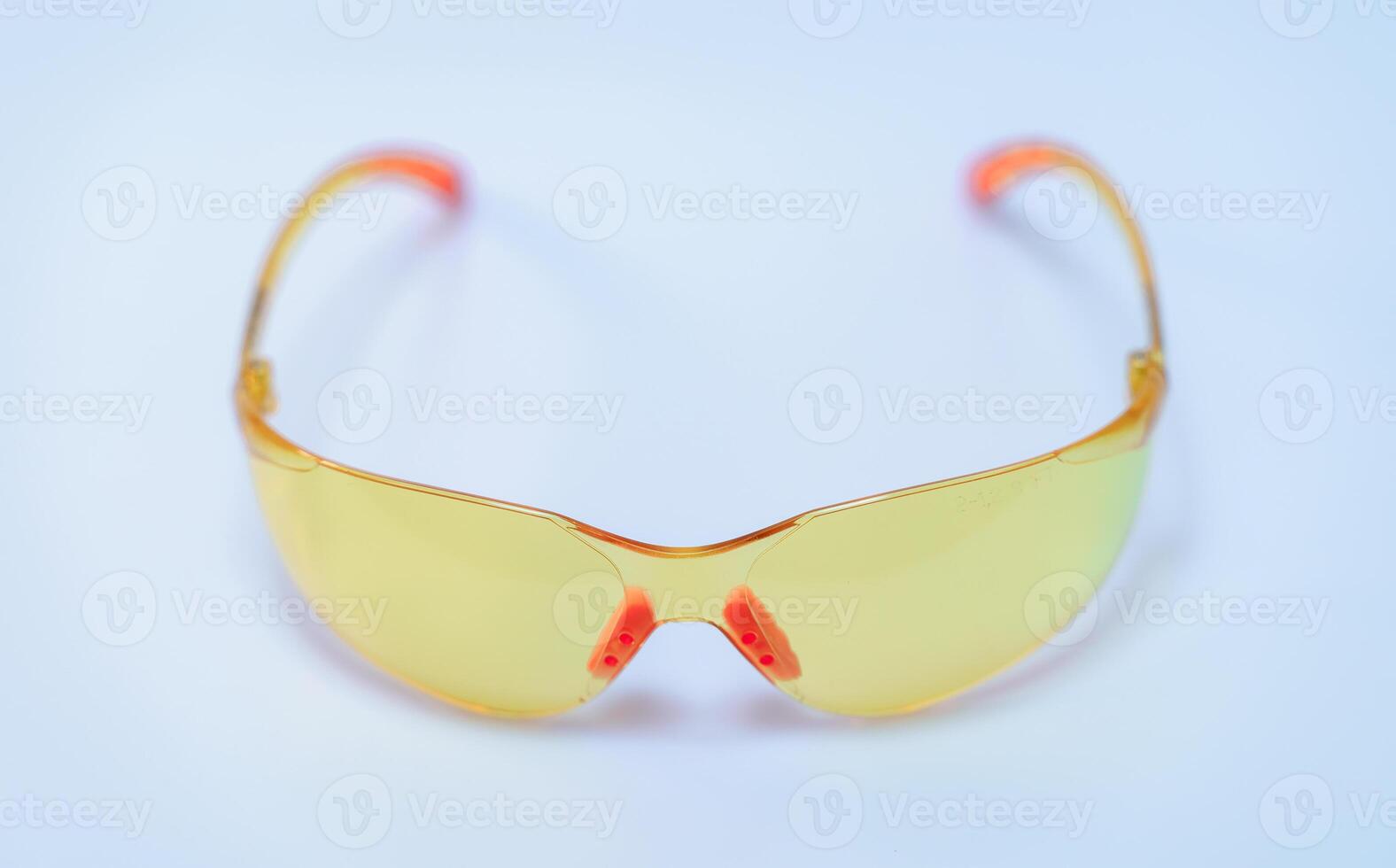 amarillo la seguridad o protector lentes aislado en el blanco antecedentes foto