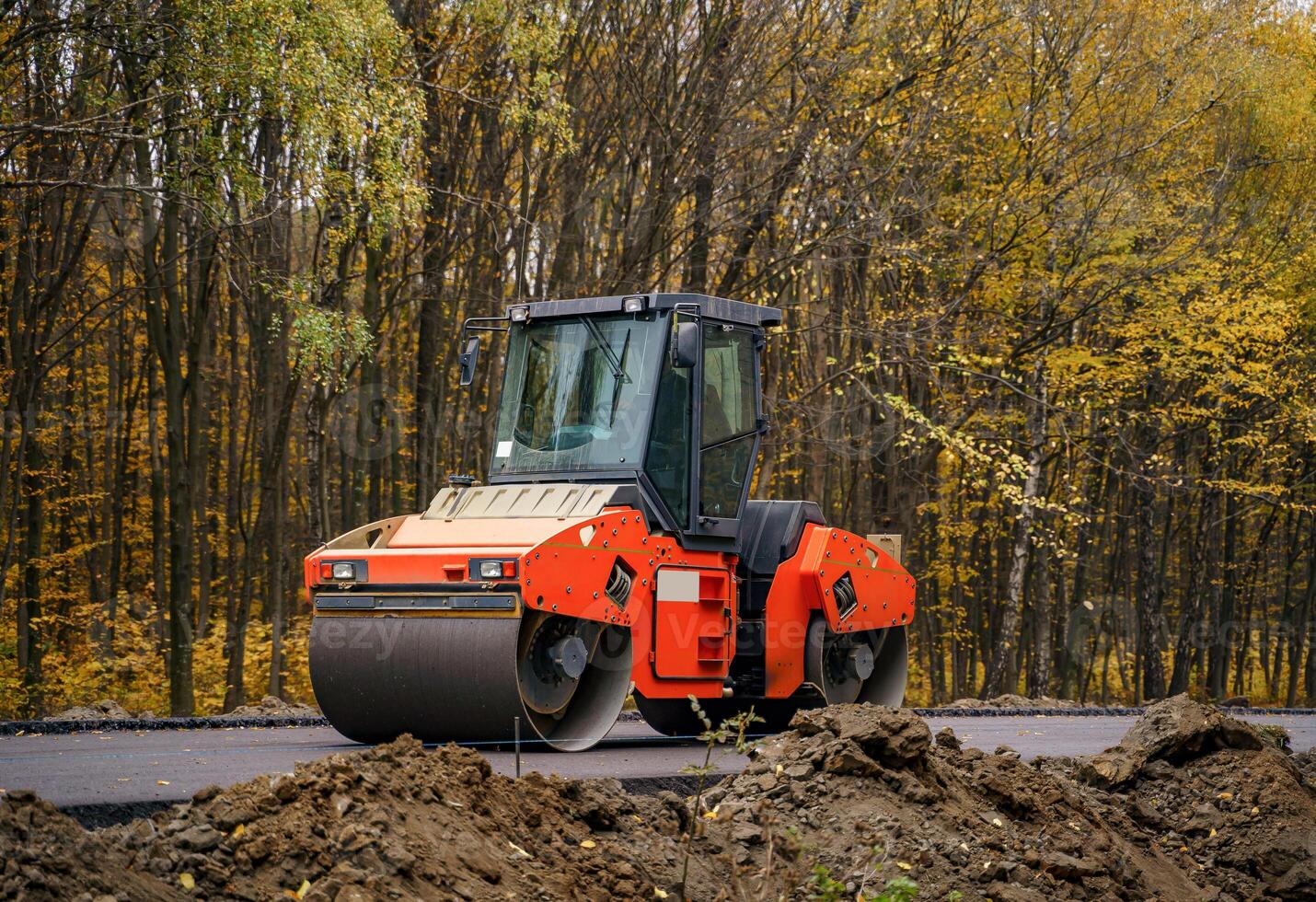 la carretera reparar, compactador pone asfalto. pesado especial máquinas. asfalto adoquín en operación. lado vista. de cerca. foto