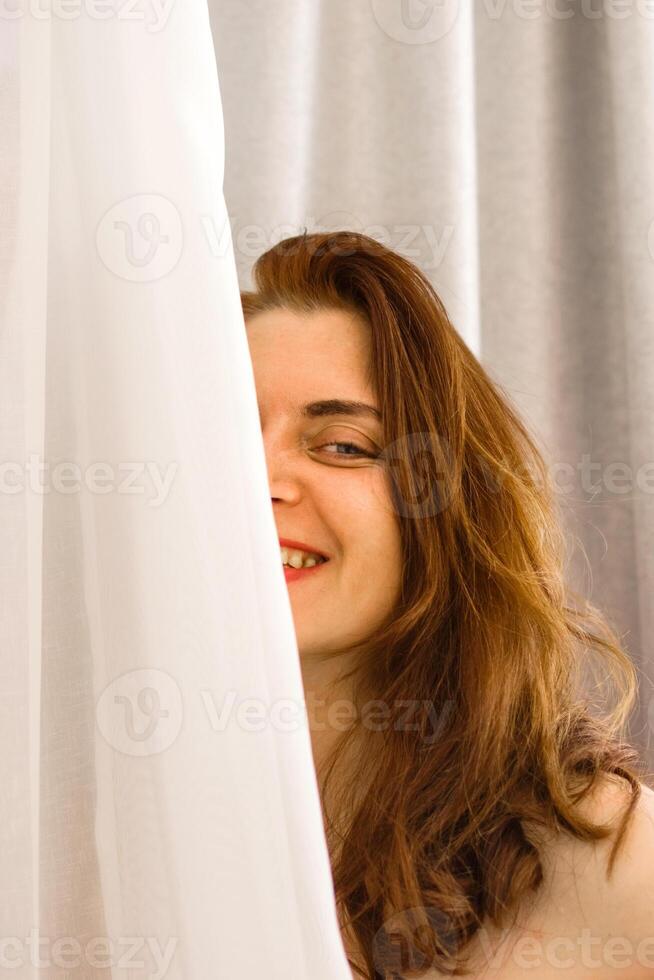 estilo de vida retrato de hermosa sonriente mujer con rojo cabello. concepto de personas con sincero emociones foto