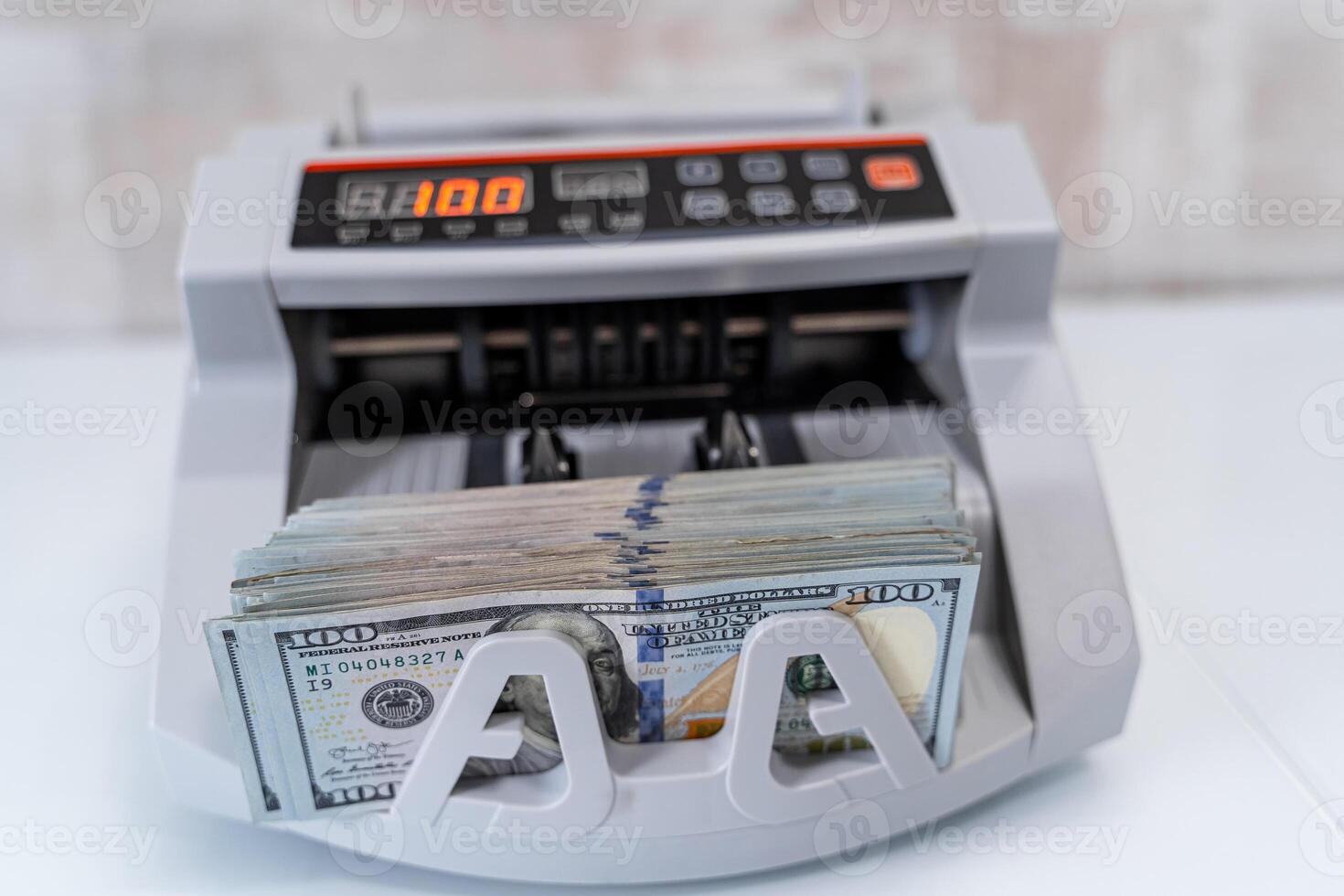 dinero contando en especial máquina. bancario moderno encimera. foto