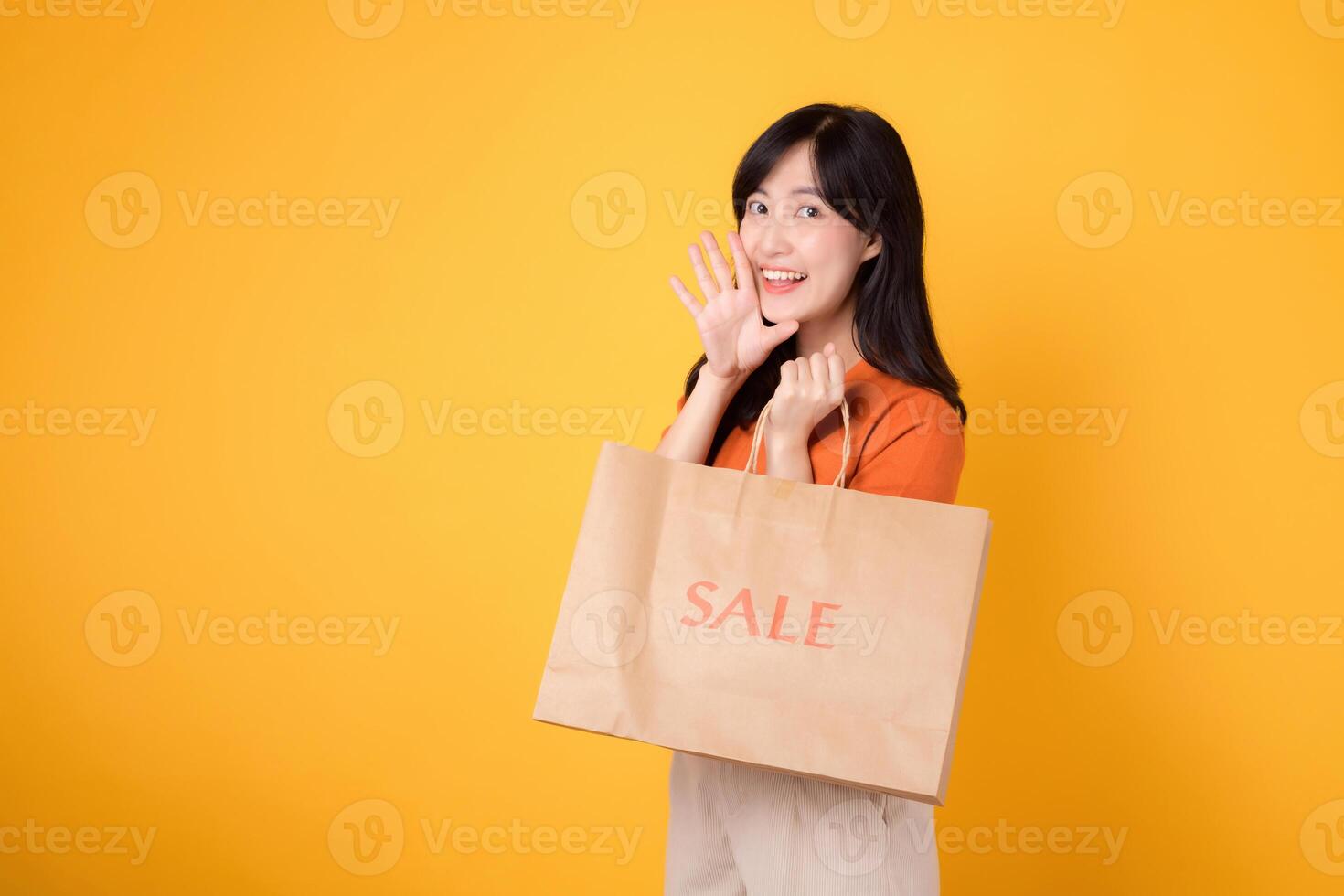 obtener Listo a celebrar el emoción de el mejor ofertas en pueblo joven mujer exuda felicidad mientras exhibiendo su compras, encarnando el espíritu de compras alegría. foto