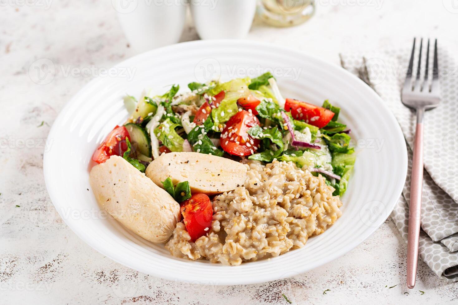 desayuno harina de avena gachas de avena con hervido hecho en casa pollo salchicha y Fresco ensalada. sano equilibrado alimento. de moda alimento. foto