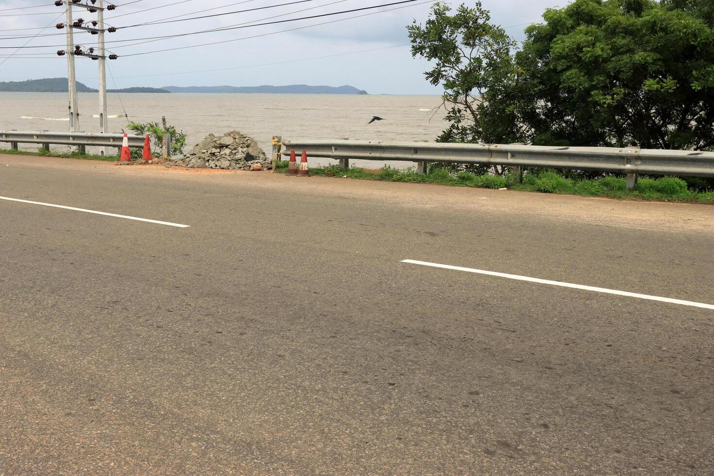 un excavador hace un montículo de arena en el costa. proteccion de el playa zona para el invierno desde inundación. industrial construcción equipo y maquinaria foto