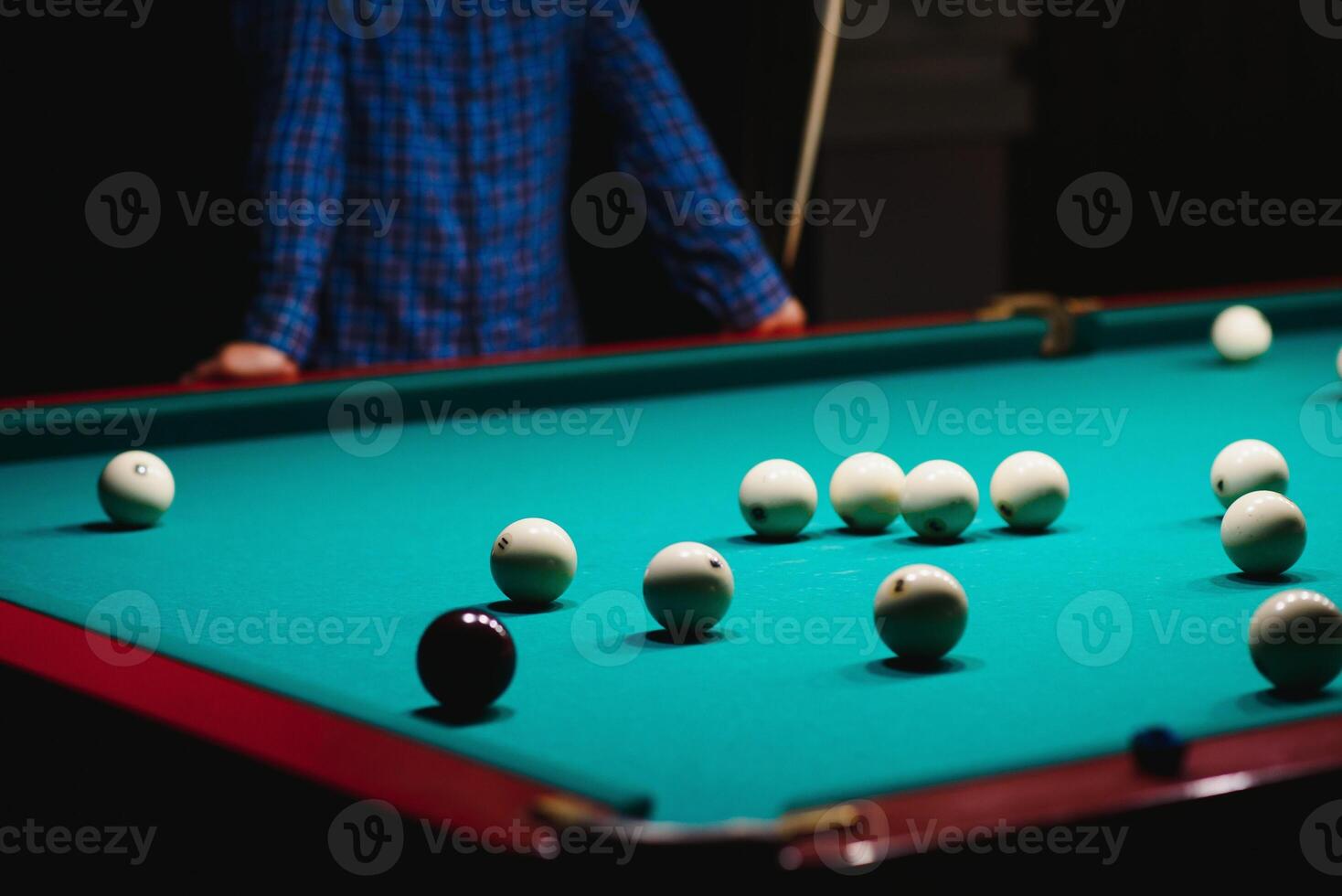 juego de billar el mano de un hombre con un de billar señal objetivos a un de billar pelota foto