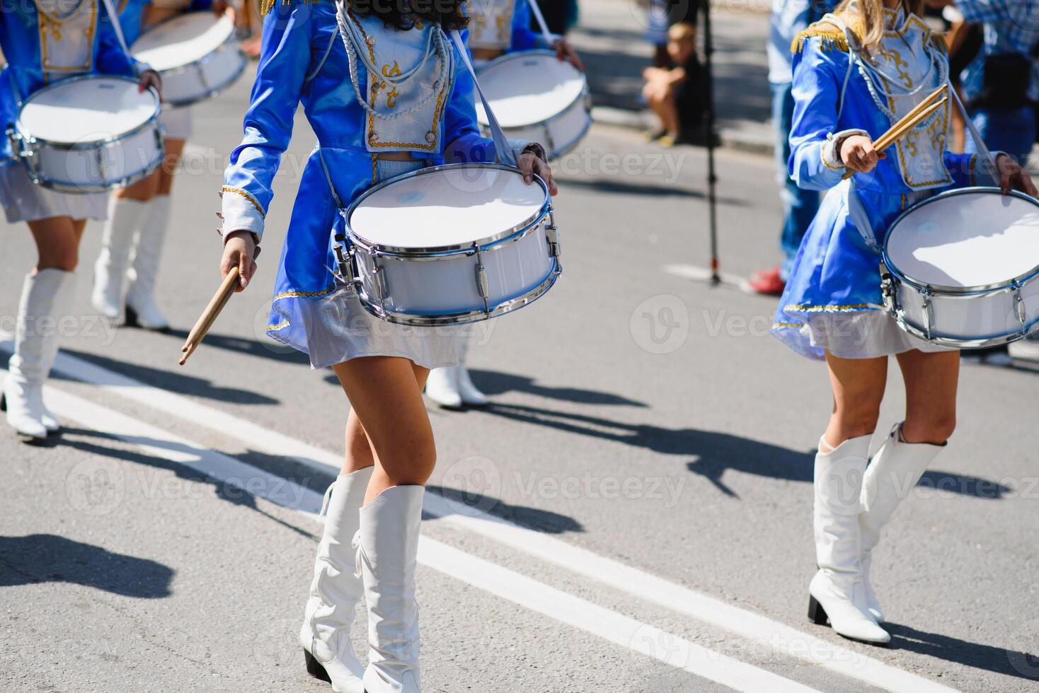 majorettes con blanco y azul uniformes realizar en el calles de el ciudad. fotográfico serie foto