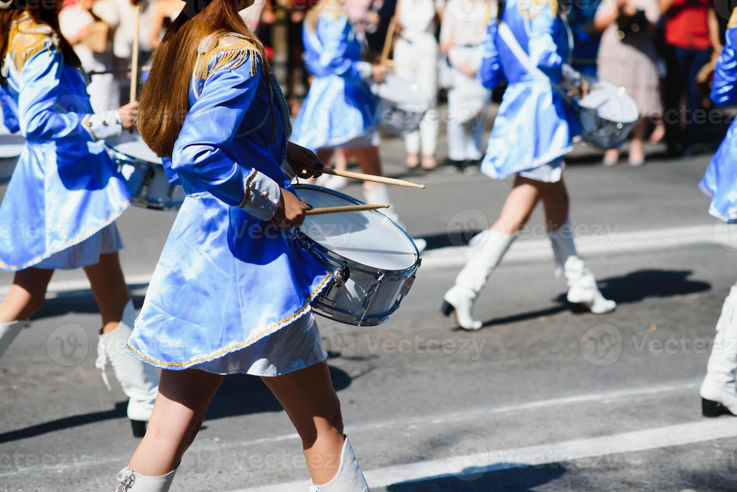 majorettes con blanco y azul uniformes realizar en el calles de el ciudad. fotográfico serie foto