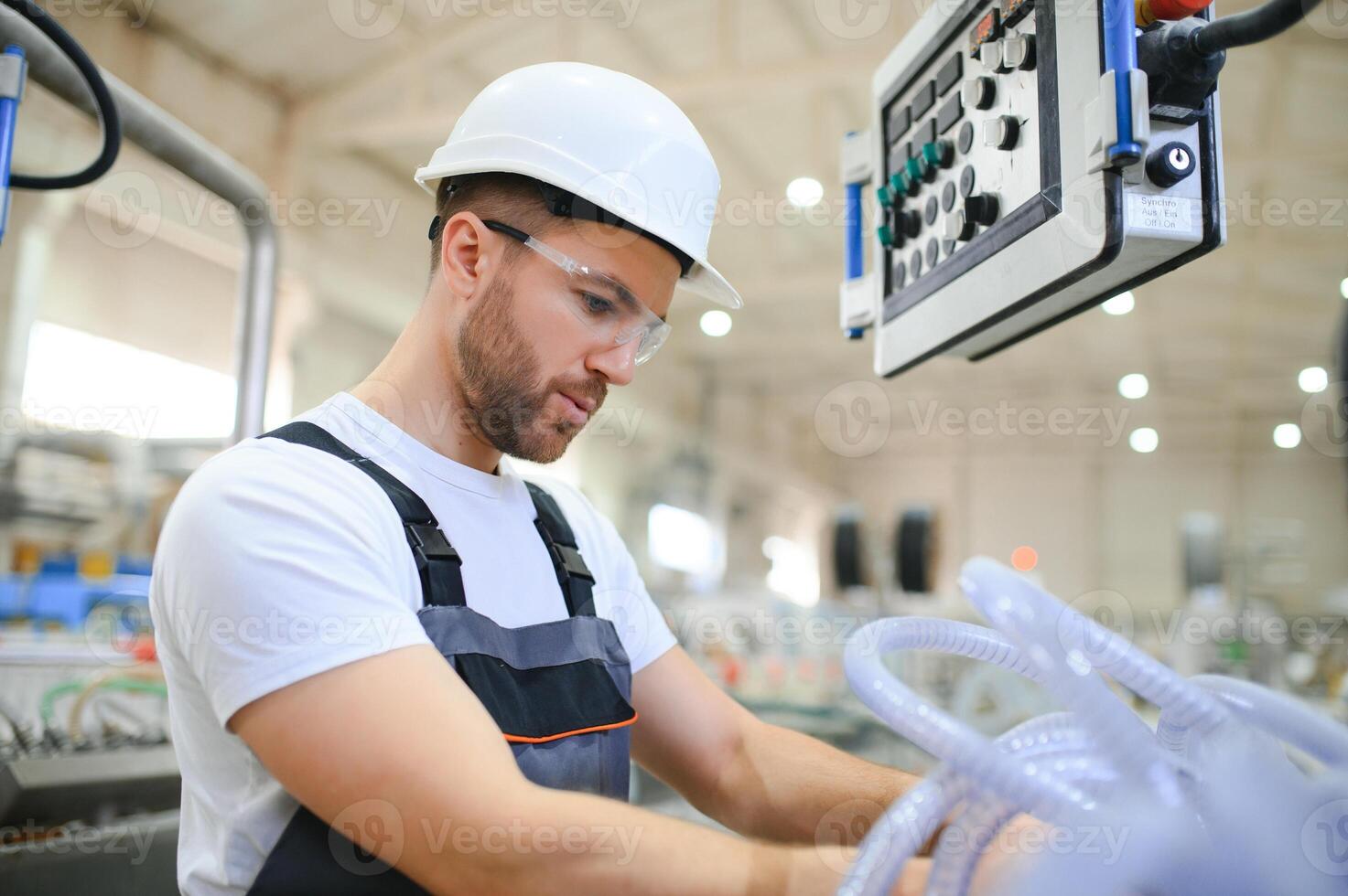 retrato de fábrica obrero. joven hermoso fábrica trabajador foto