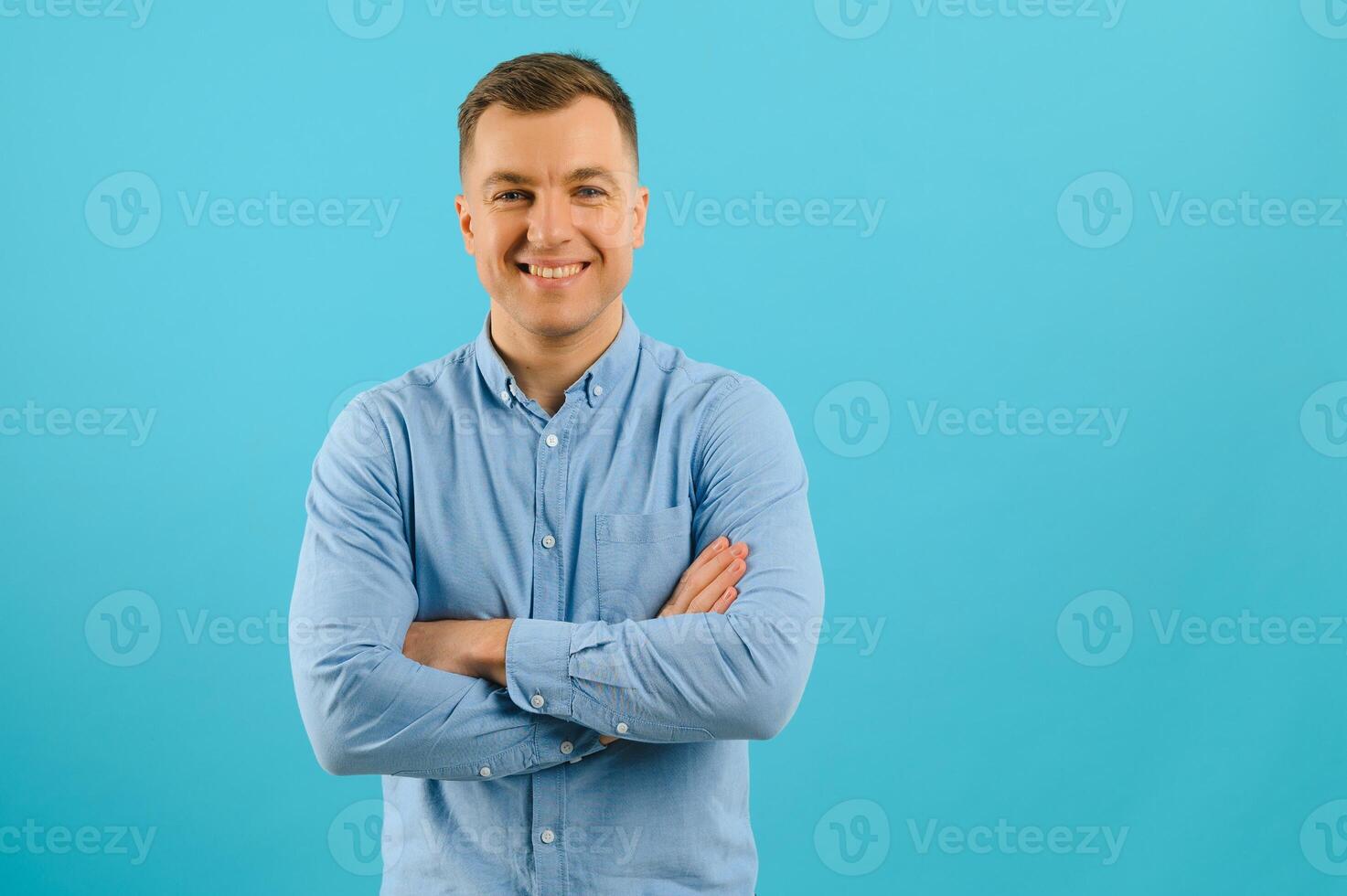 retrato de hermoso joven hombre con hermosa grande blanco con dientes sonrisa posando en azul antecedentes. foto