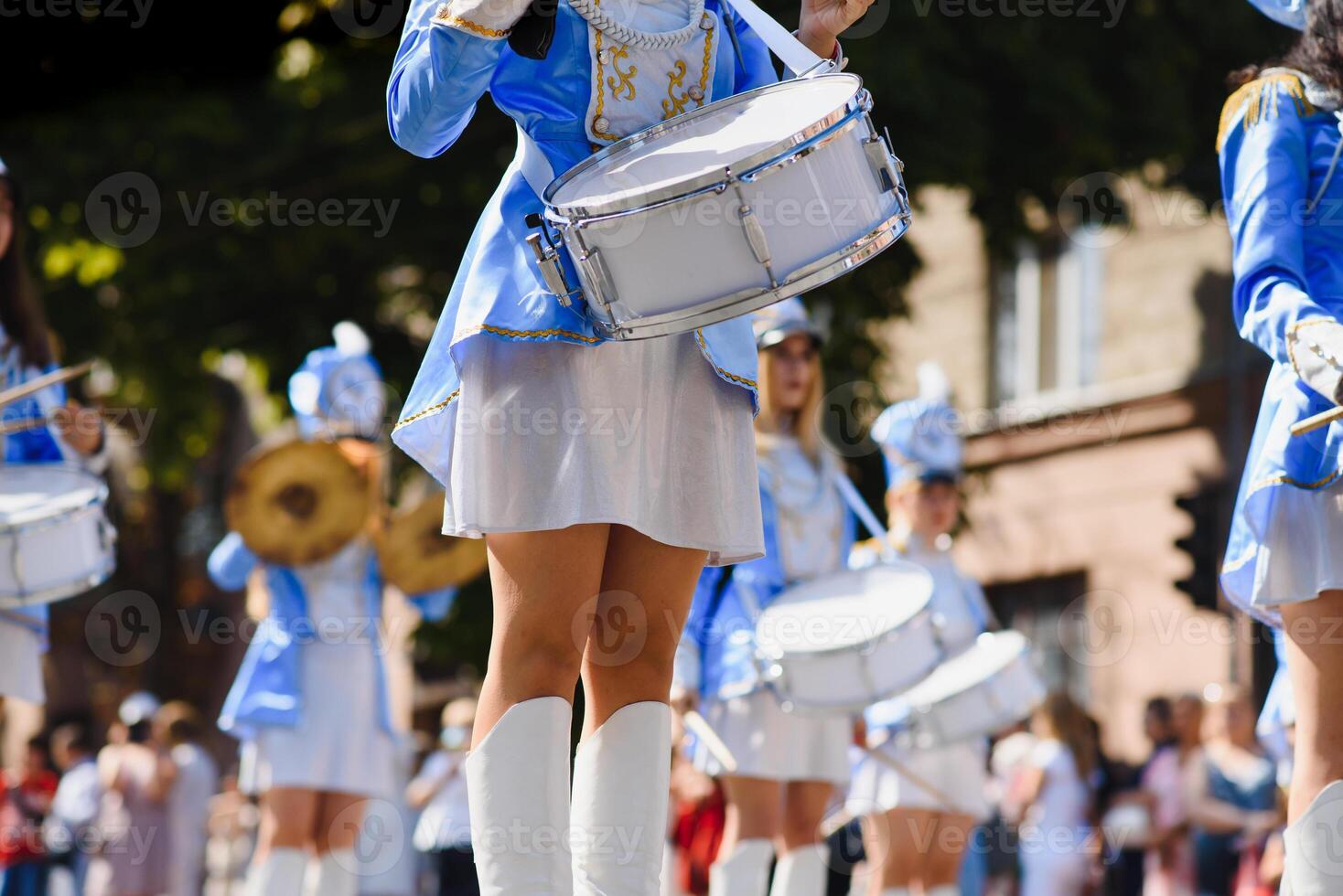 majorettes con blanco y azul uniformes realizar en el calles de el ciudad. fotográfico serie foto