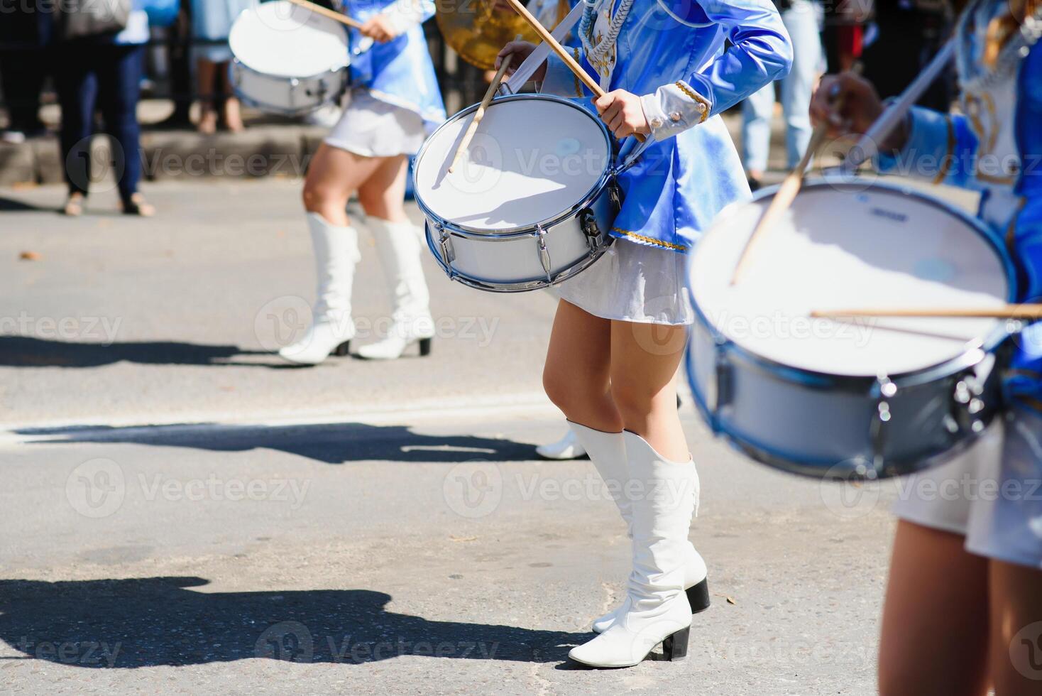 majorettes con blanco y azul uniformes realizar en el calles de el ciudad. fotográfico serie foto