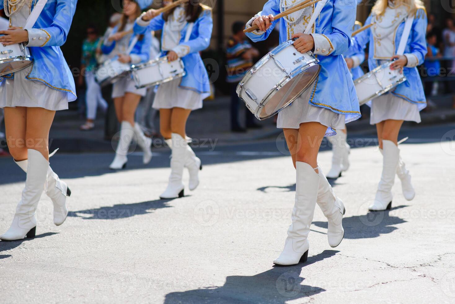 majorettes con blanco y azul uniformes realizar en el calles de el ciudad. fotográfico serie foto