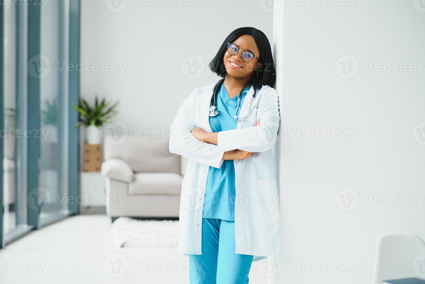 retrato de africano hembra médico a lugar de trabajo. foto