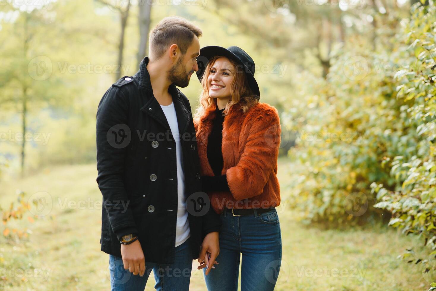 romántico joven Pareja en amor relajante al aire libre en parque. foto