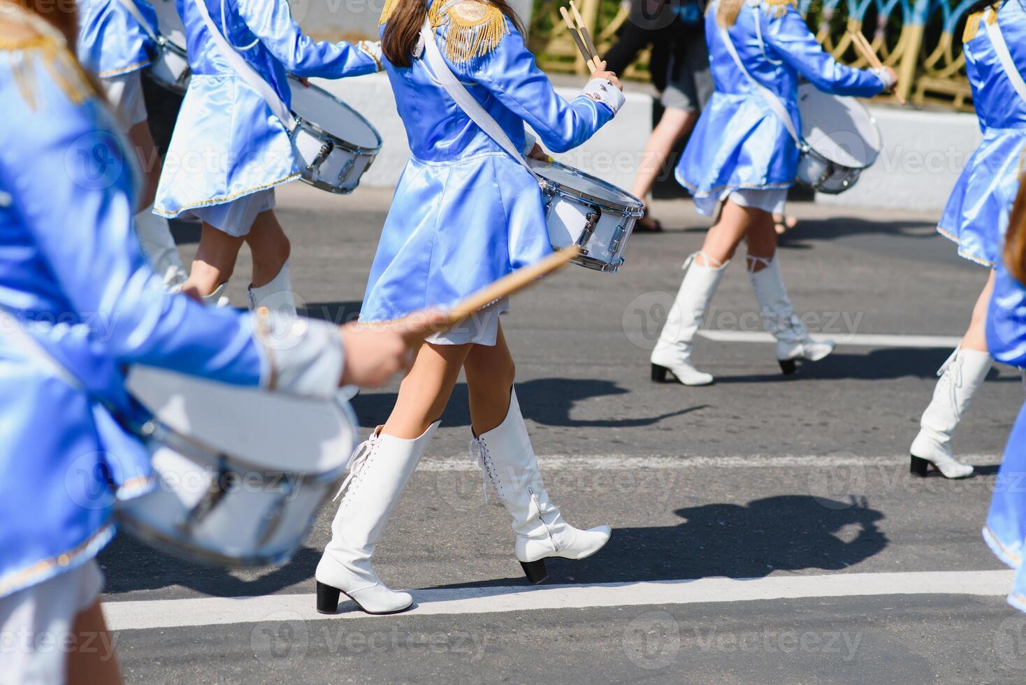 majorettes con blanco y azul uniformes realizar en el calles de el ciudad. fotográfico serie foto