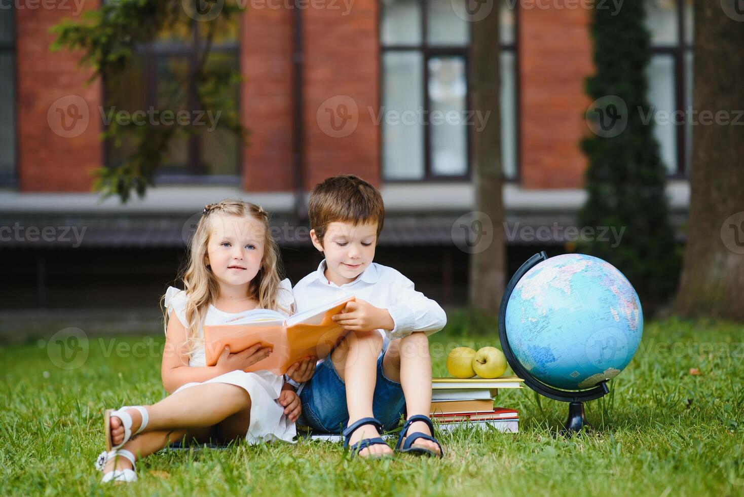 contento niños - chico y niña con libros y mochilas en el primero colegio día. emocionado a ser espalda a colegio después vacaciones. lleno longitud al aire libre retrato. foto