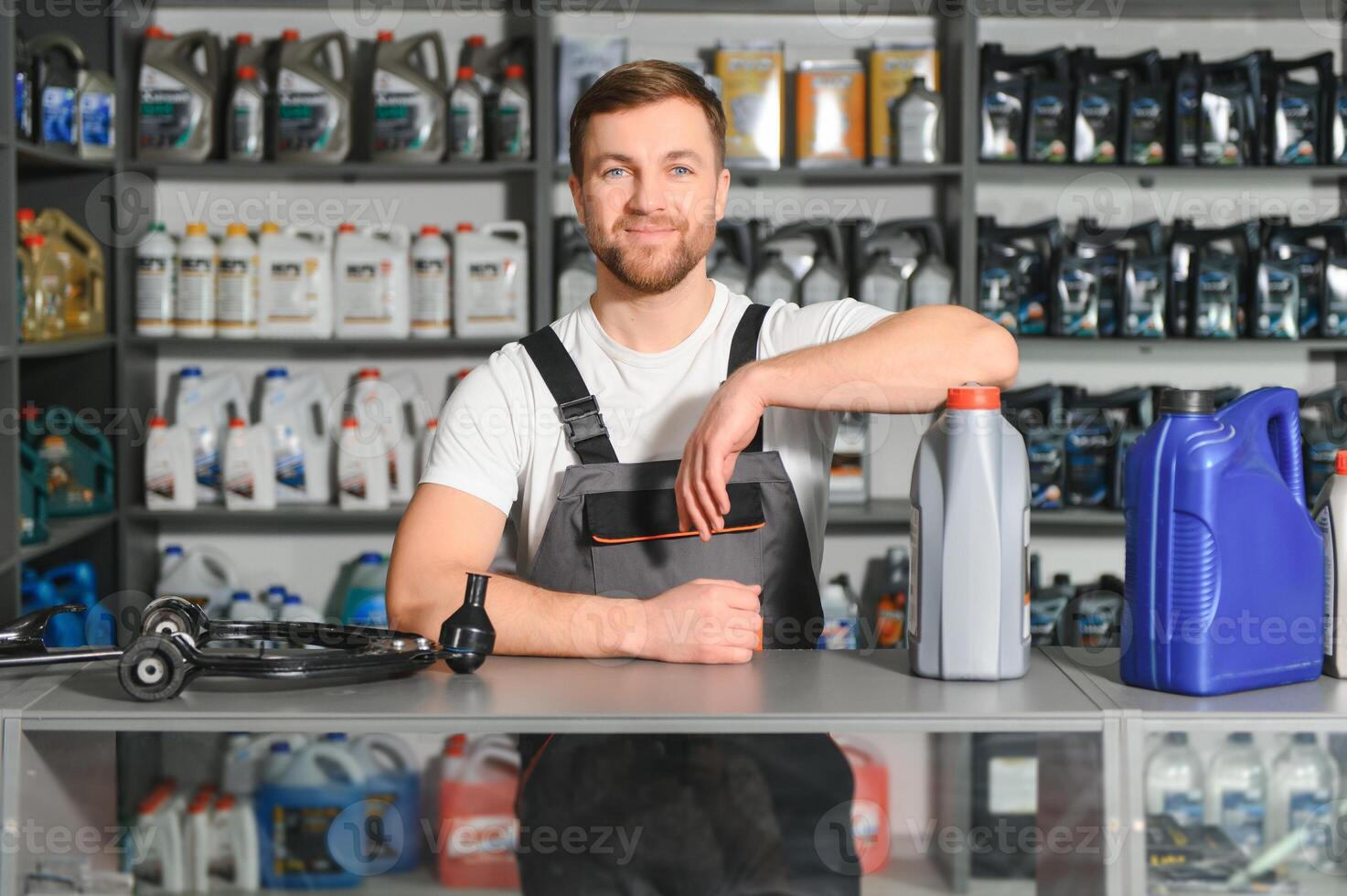 retrato de un hermoso vendedor en un auto partes almacenar. el concepto de coche reparar foto