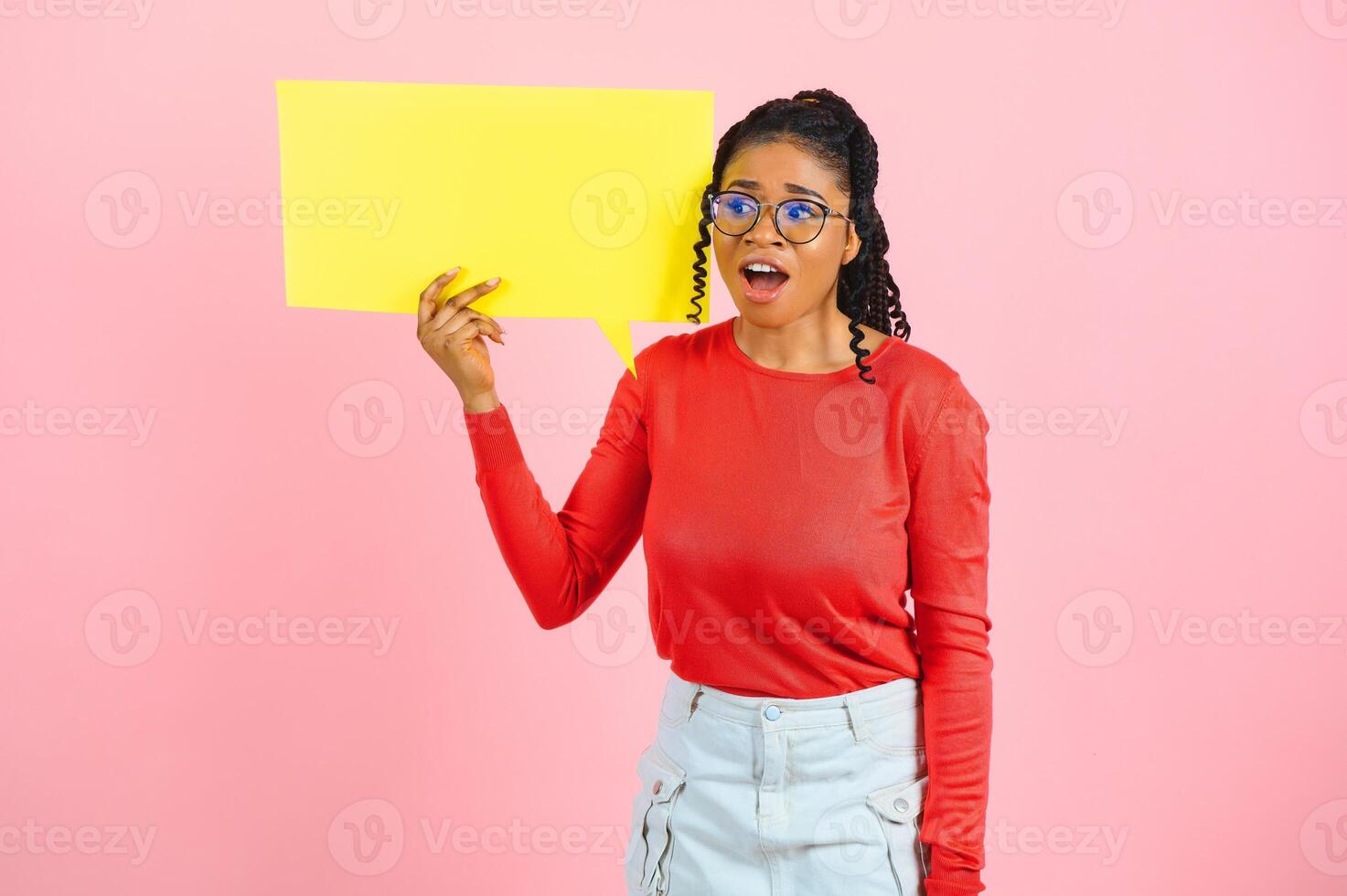 yo pensar. pensativo afro mujer mirando a blanco habla burbuja, conmovedor su mentón, espacio de copia, rosado estudio pared. foto