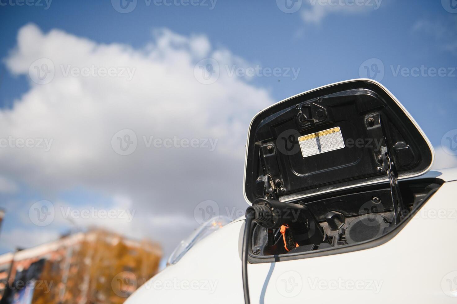 cerca arriba de eléctrico coche siendo cargado foto