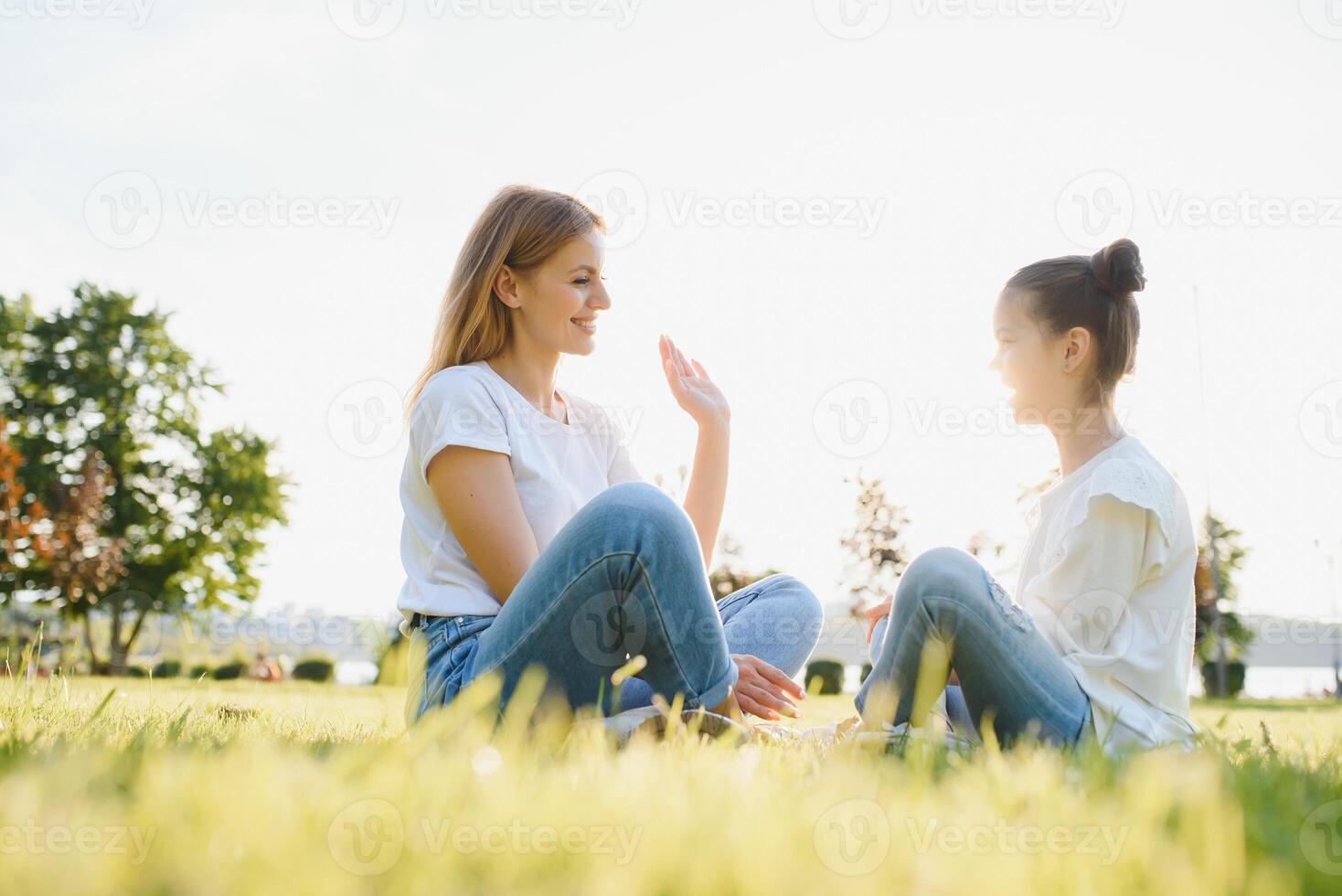 madre y hija teniendo divertido en el parque. contento familia concepto. belleza naturaleza escena con familia al aire libre estilo de vida. contento familia descansando juntos. felicidad y armonía en familia vida. foto