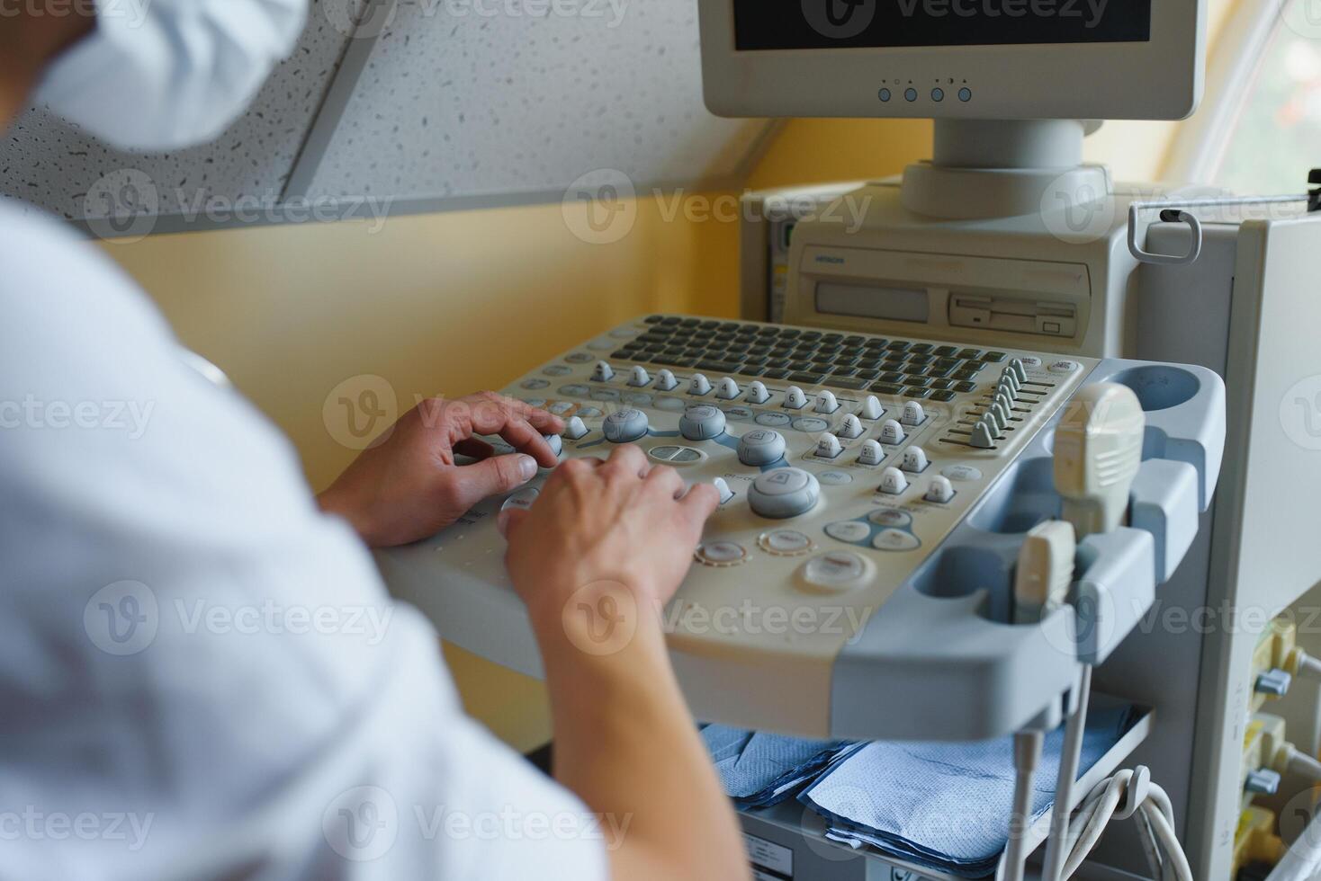 ecografista operando moderno ultrasonido máquina en clínica foto