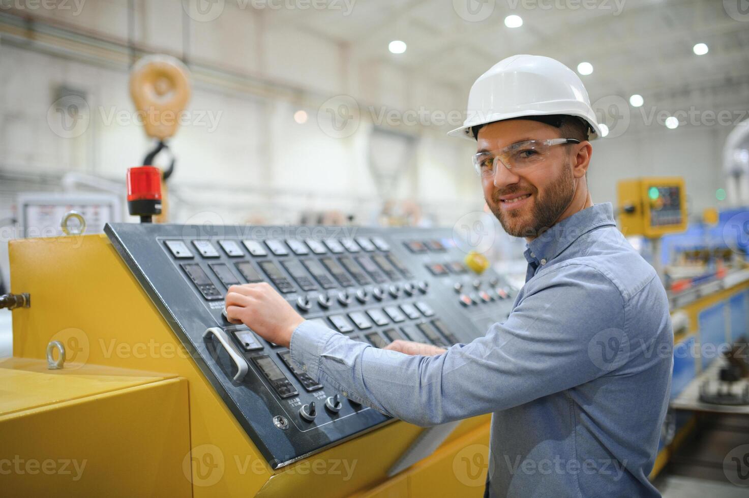 retrato de confidente hermoso técnico ingeniero en casco de seguridad. foto