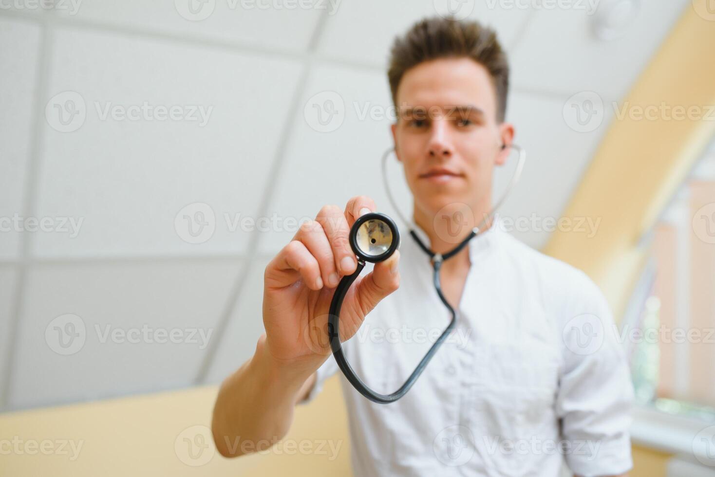 bueno mirando masculino médico enfermero con estetoscopio foto