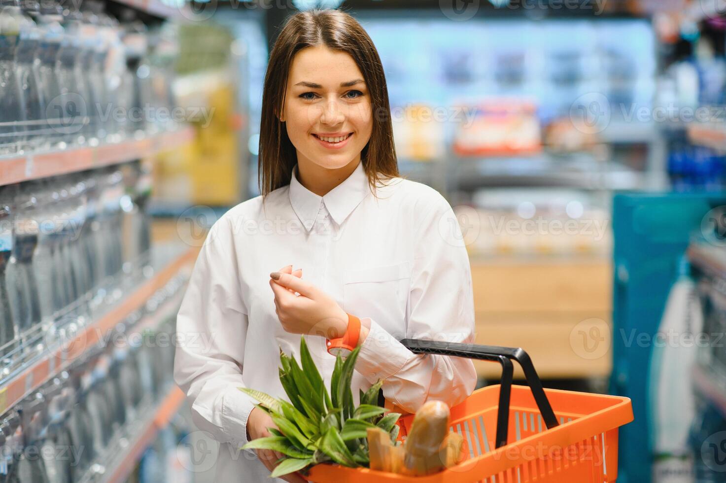 casual mujer tienda de comestibles compras y mirando contento foto