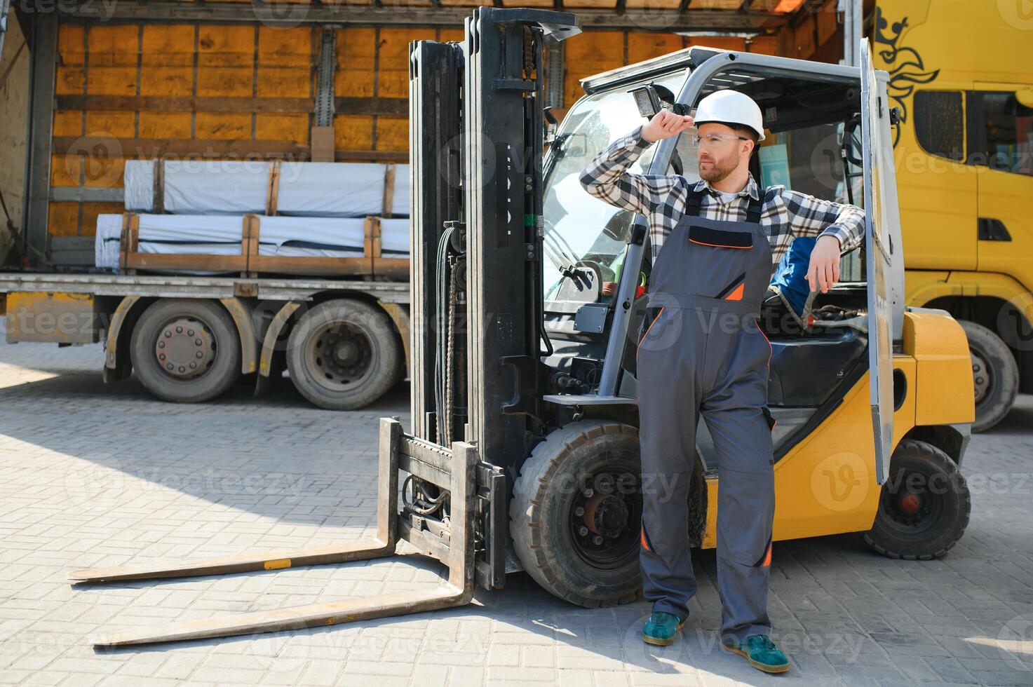 retrato de profesional máquina elevadora conductor en de fábrica almacén foto