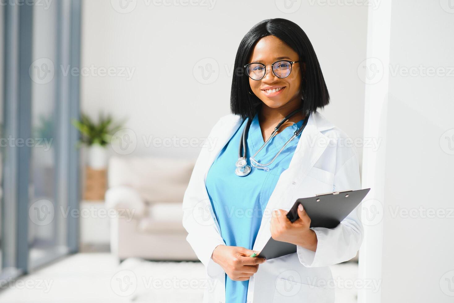 hermosa hembra africano americano médico enfermero con estetoscopio. foto