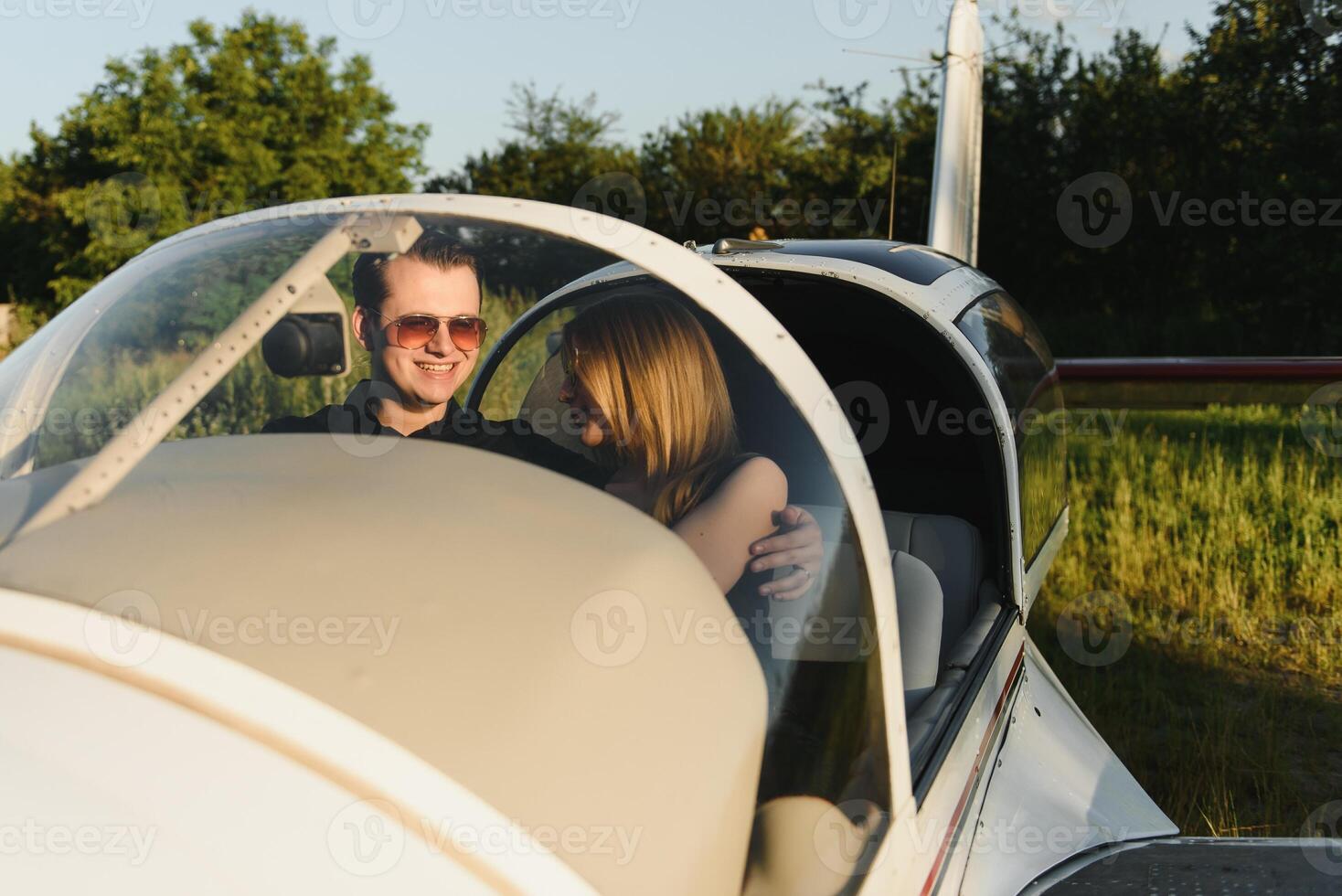 joven mujer y piloto en en el cabina de un avión. frente ver foto